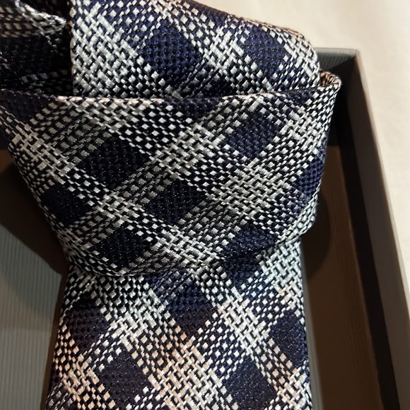 100% authentic Tom Ford silk Tie, navy geometric - Picture 4 of 4